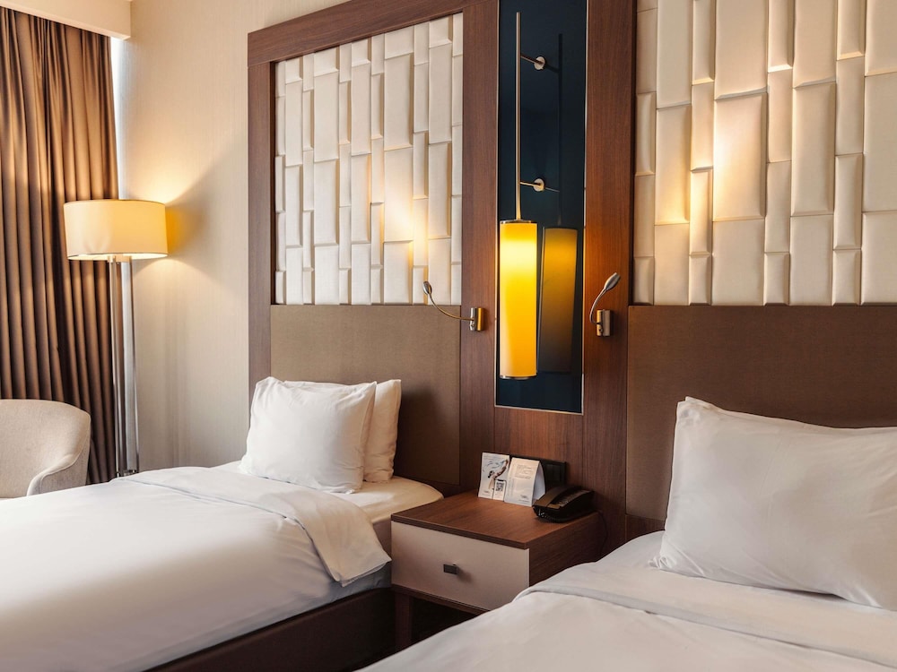 Habitación superior con 2 camas individuales del hotel Tbilisi Philharmonic By Mercure. Foto 10