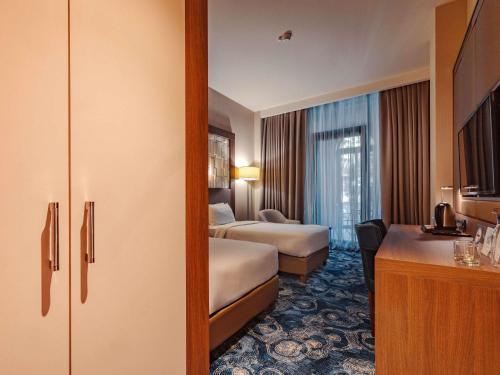 Habitación Superior con 2 camas individuales, con balcón del hotel Tbilisi Philharmonic By Mercure. Foto 6