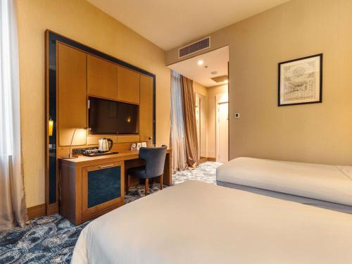 Habitación Estándar con 2 camas individuales, con balcón del hotel Tbilisi Philharmonic By Mercure. Foto 9