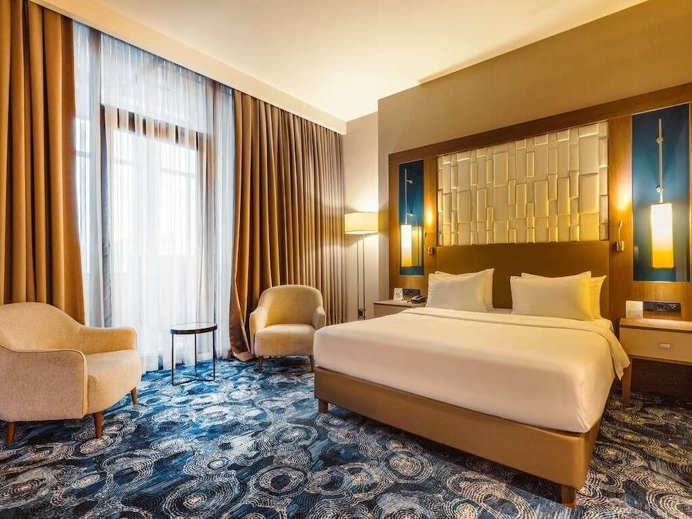 Habitación Deluxe con 1 cama doble con balcón del hotel Tbilisi Philharmonic By Mercure. Foto 21