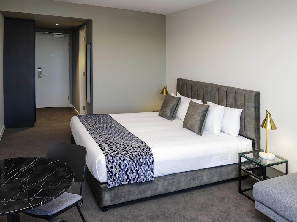 Habitación King con balcón del hotel Mantra Tonsley Adelaide. Foto 4
