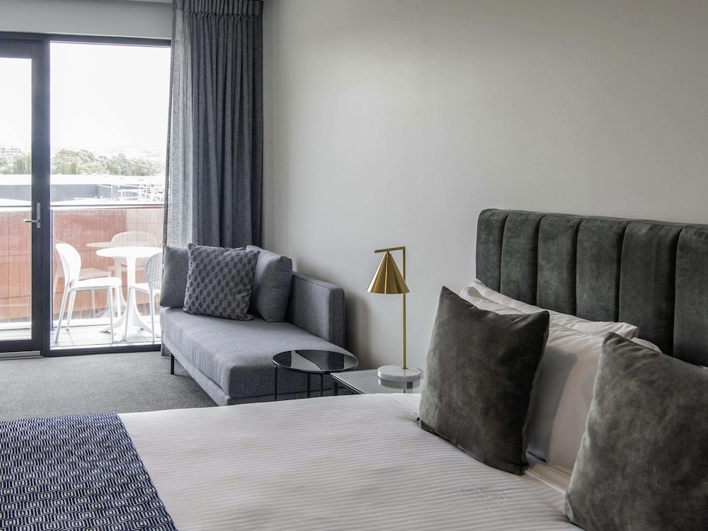 Habitación King con balcón del hotel Mantra Tonsley Adelaide. Foto 6