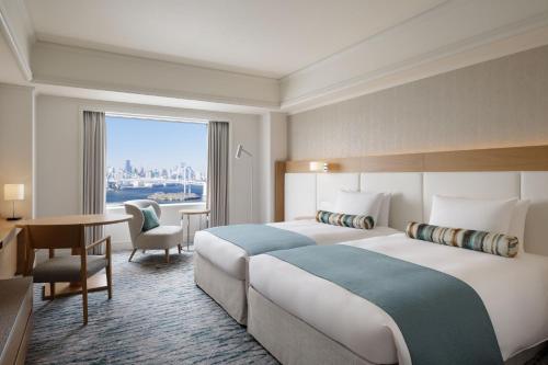Habitación Doble Deluxe con vistas laterales al Puente Arcoíris - 2 camas - Planta Premier - No fumadores del hotel Grand Nikko Tokyo Daiba. Foto 4