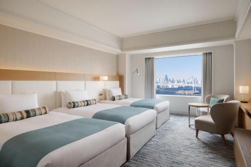 Habitación Triple Deluxe con vistas laterales al Puente Arcoíris - Planta Premier - No fumadores del hotel Grand Nikko Tokyo Daiba. Foto 3