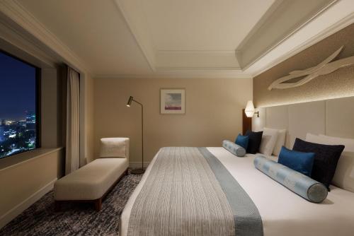 Suite Grand lateral en la planta Premier con cama extragrande y vistas al Rainbow Bridge - No fumadores del hotel Grand Nikko Tokyo Daiba. Foto 7