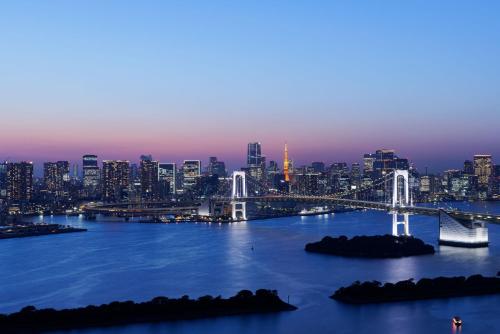 Suite Doble lateral con 2 camas y vistas al Rainbow Bridge en la planta Premier - No fumadores del hotel Grand Nikko Tokyo Daiba. Foto 1