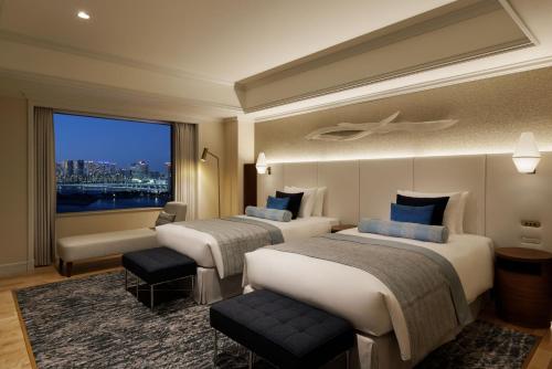 Suite Doble Deluxe con 2 camas y vistas al Rainbow Bridge en la planta Premier - No fumadores del hotel Grand Nikko Tokyo Daiba. Foto 6