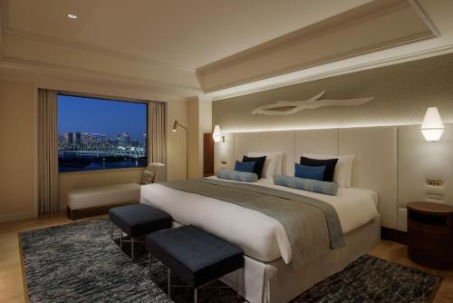 Suite Deluxe Grand en la planta Premier con cama extragrande y vistas al Rainbow Bridge - No fumadores del hotel Grand Nikko Tokyo Daiba. Foto 7