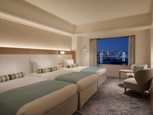 Habitación Triple Deluxe con vistas laterales al Puente Arcoíris - Planta Premier - No fumadores del hotel Grand Nikko Tokyo Daiba. Foto 4