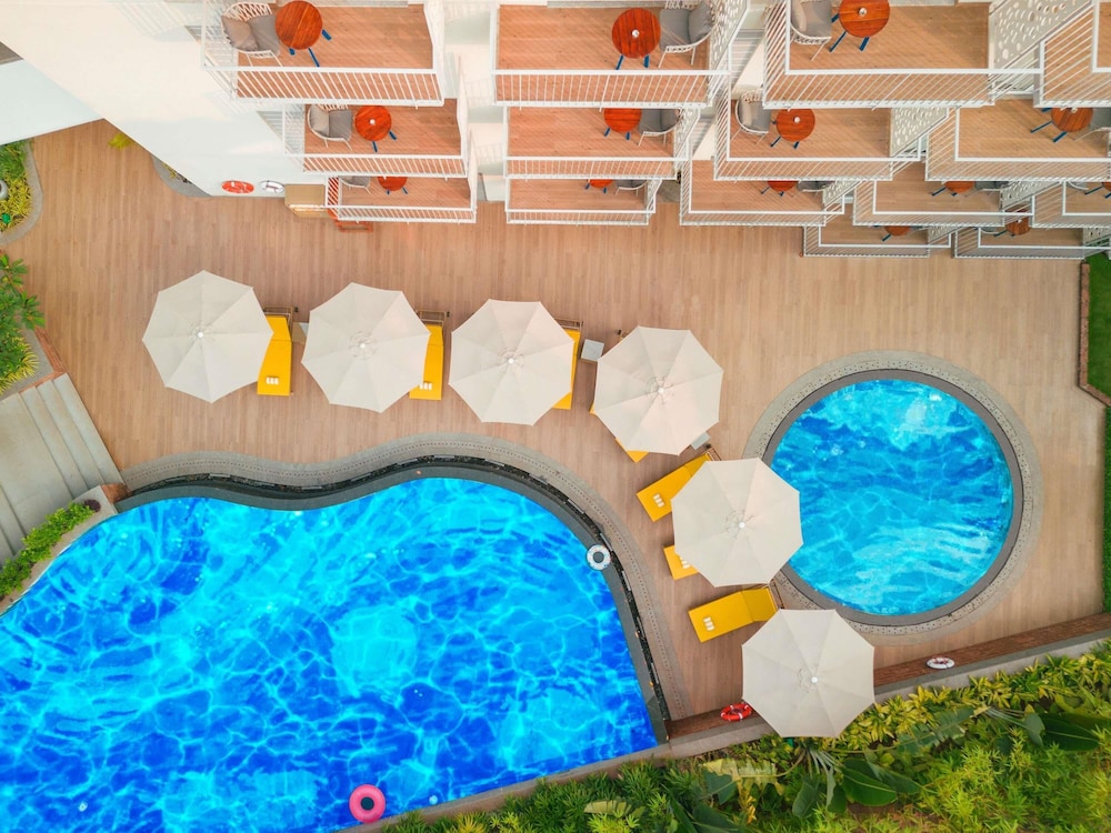 Habitación Premier, 1 cama de matrimonio, vistas a la piscina del hotel Ibis Styles Goa Vagator. Foto 4