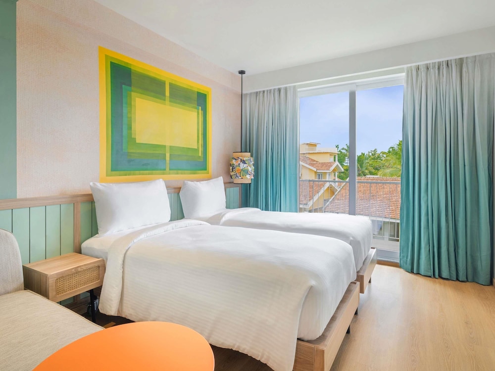 Habitación Premier, 2 camas individuales, vistas a la piscina del hotel Ibis Styles Goa Vagator. Foto 5