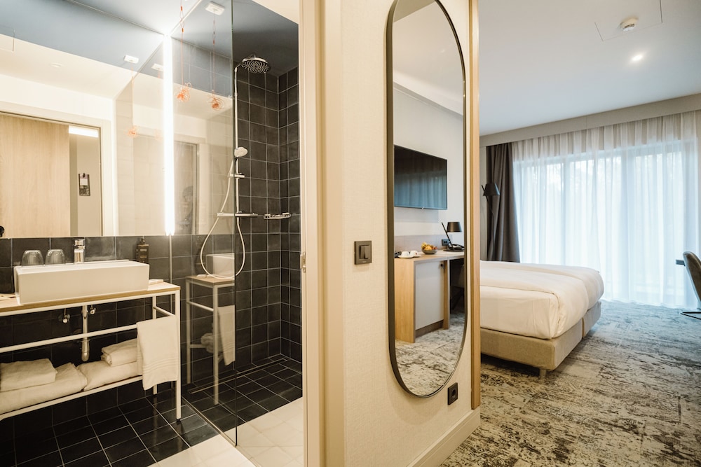 HABITACIÓN SUPERIOR con 1 cama king size del hotel Mercure Sibiu Arsenal. Foto 1