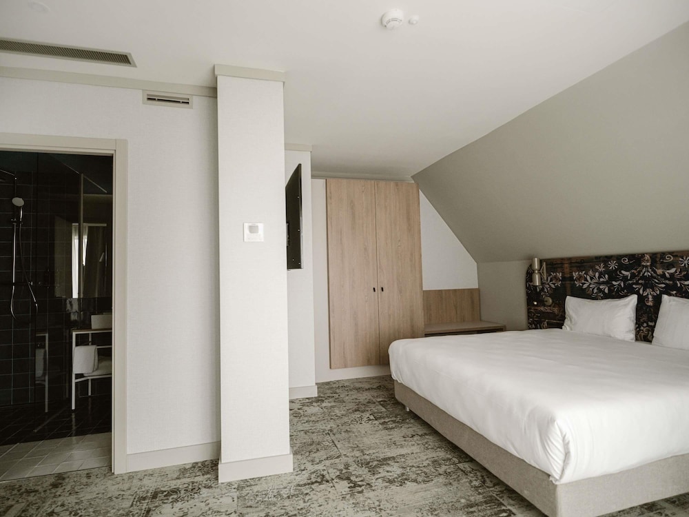 HABITACIÓN SUPERIOR con 1 cama king size del hotel Mercure Sibiu Arsenal. Foto 6