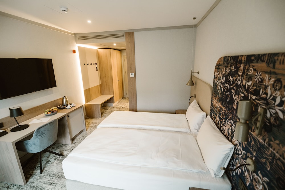 Habitación superior con 2 camas individuales del hotel Mercure Sibiu Arsenal. Foto 1