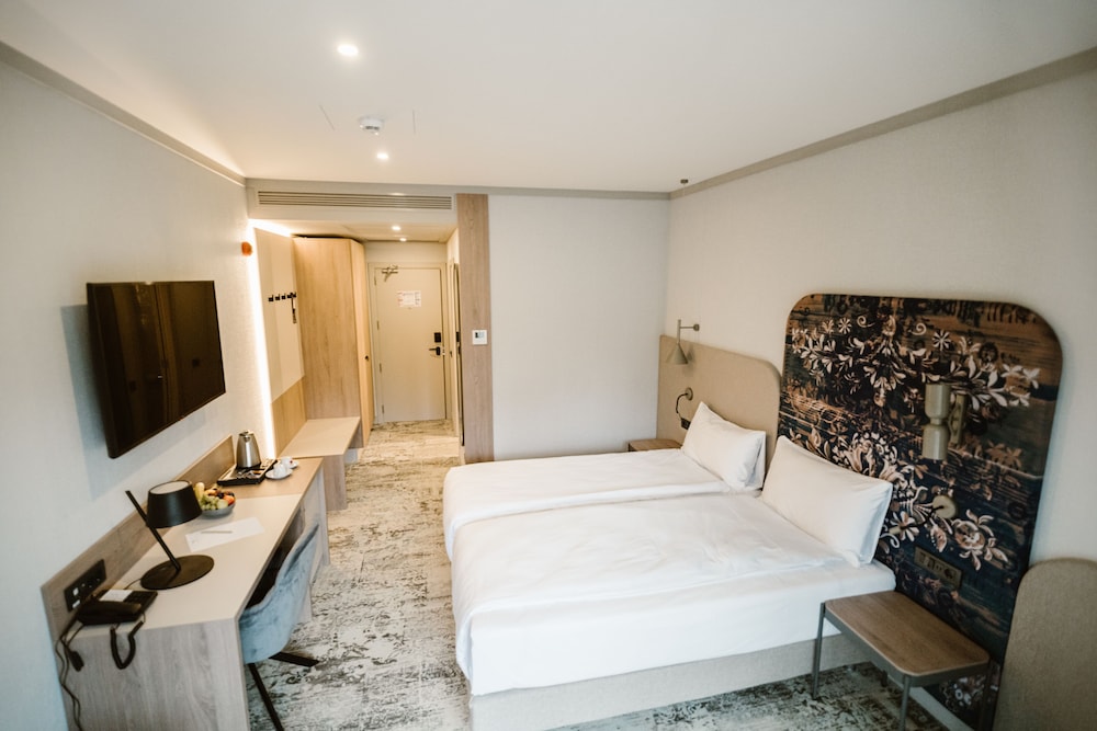 Habitación superior con 2 camas individuales del hotel Mercure Sibiu Arsenal. Foto 2