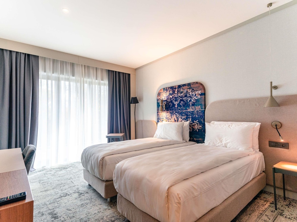 Habitación superior con 2 camas individuales del hotel Mercure Sibiu Arsenal. Foto 3