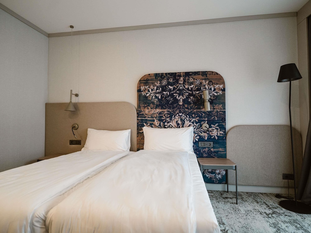Habitación superior con 2 camas individuales del hotel Mercure Sibiu Arsenal. Foto 4