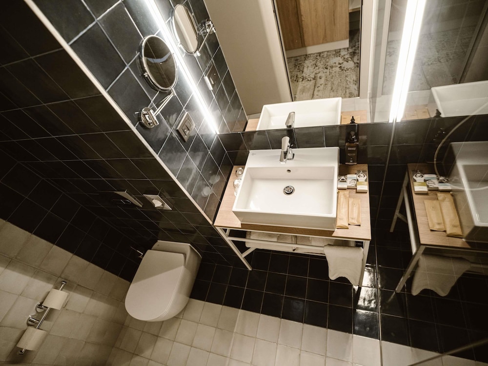 Habitación superior con 2 camas individuales del hotel Mercure Sibiu Arsenal. Foto 5