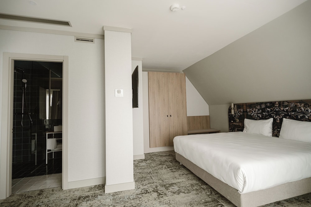 Suite con 1 cama doble y sofá cama del hotel Mercure Sibiu Arsenal