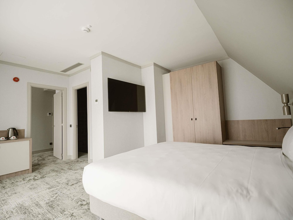 Suite con 1 cama doble y sofá cama del hotel Mercure Sibiu Arsenal. Foto 1