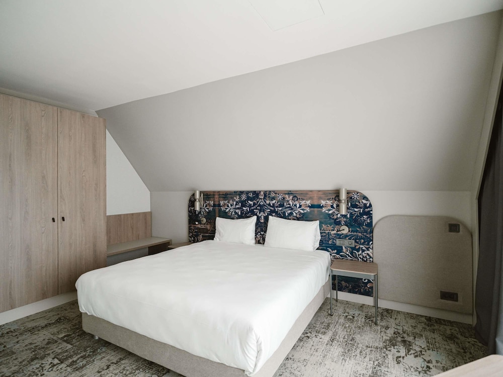 Suite con 1 cama doble y sofá cama del hotel Mercure Sibiu Arsenal. Foto 2