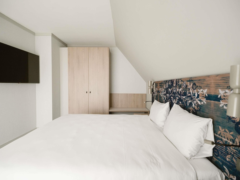Suite con 1 cama doble y sofá cama del hotel Mercure Sibiu Arsenal. Foto 5