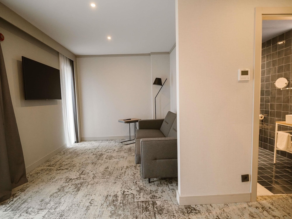 Suite con 1 cama doble y sofá cama del hotel Mercure Sibiu Arsenal. Foto 6