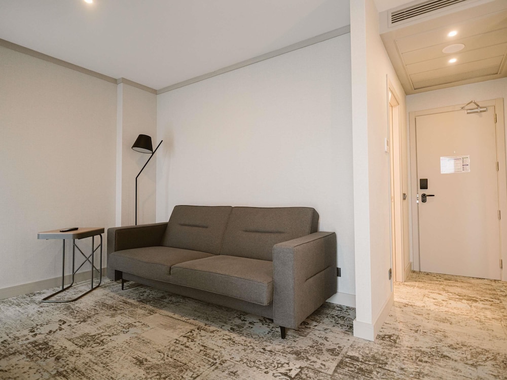 Suite con 1 cama doble y sofá cama del hotel Mercure Sibiu Arsenal. Foto 7