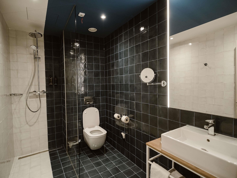 Suite con 1 cama doble y sofá cama del hotel Mercure Sibiu Arsenal. Foto 8