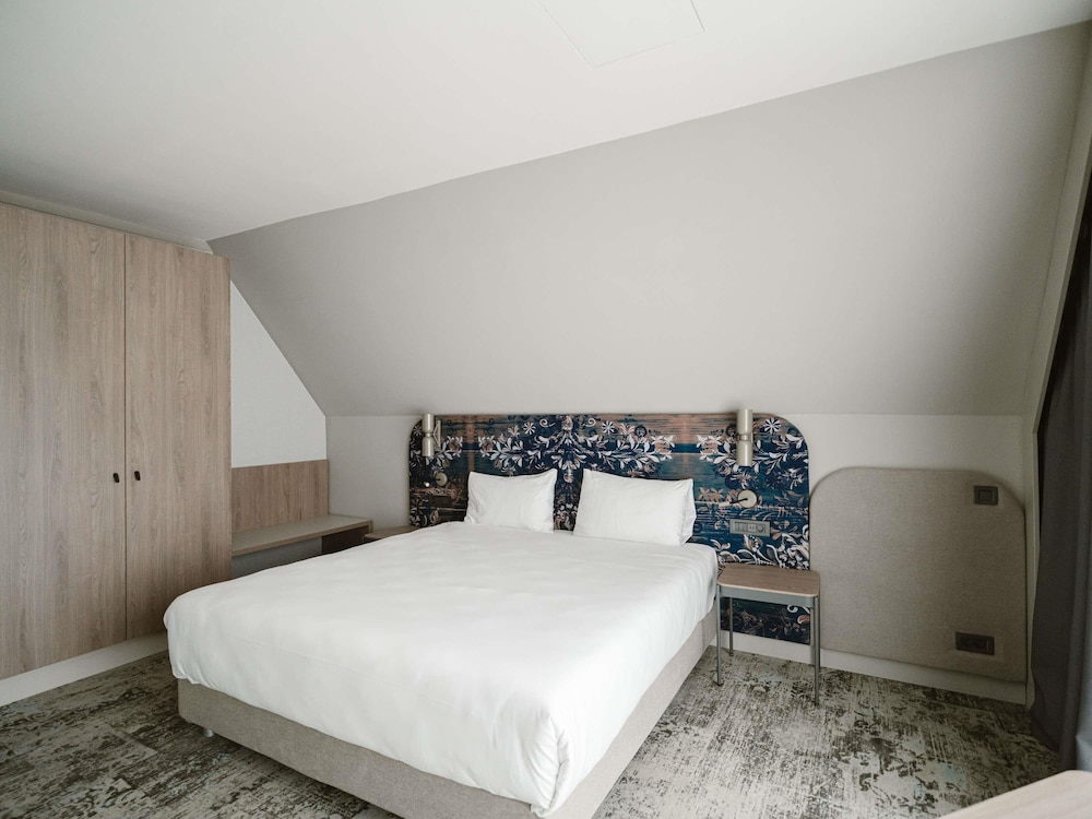 Suite con 1 cama doble y sofá cama del hotel Mercure Sibiu Arsenal