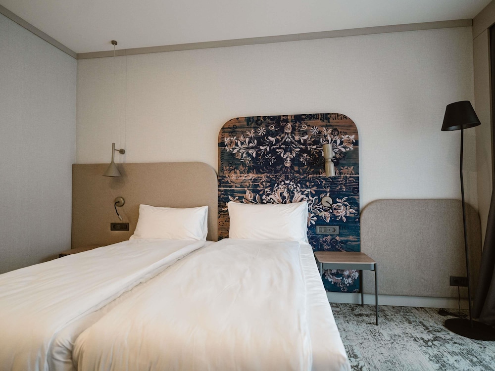 Habitación superior con 2 camas individuales del hotel Mercure Sibiu Arsenal. Foto 6