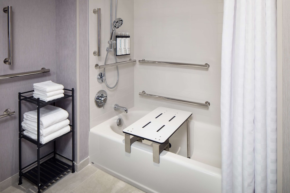 Accesible | Cama King / Bañera (más sofá - cama) del hotel Hyatt Place Boise/meridian. Foto 2