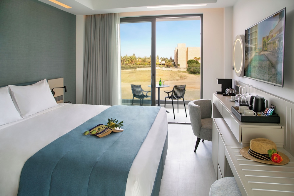Habitación Estándar con balcón - 1 cama doble del hotel Mercure Larnaca Beach Resort. Foto 1