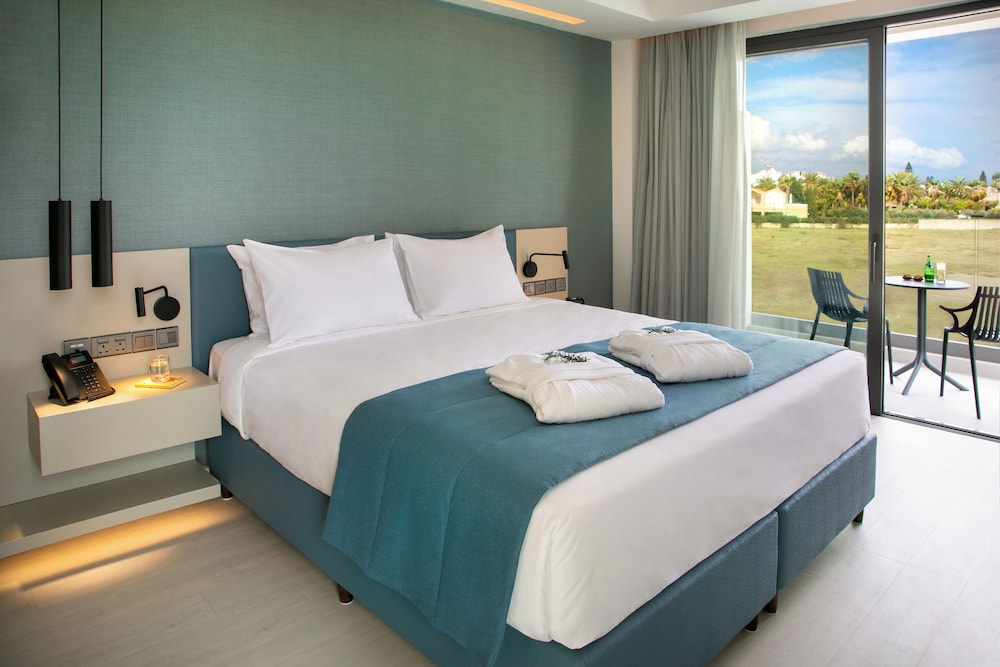 Habitación Estándar con balcón - 1 cama doble del hotel Mercure Larnaca Beach Resort. Foto 7
