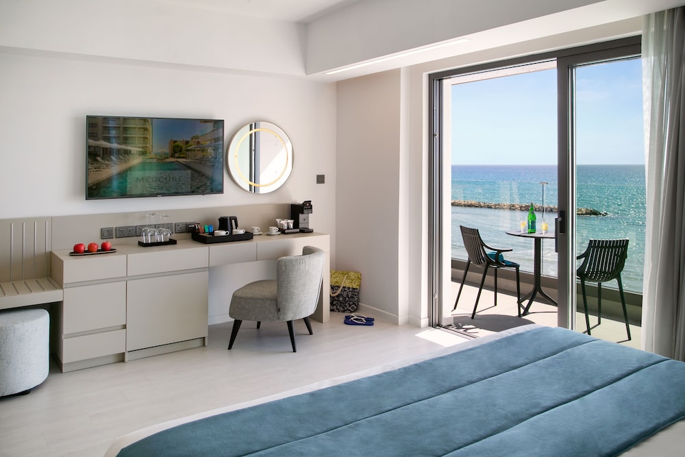Habitación Superior con balcón, vistas al mar - 1 cama doble del hotel Mercure Larnaca Beach Resort