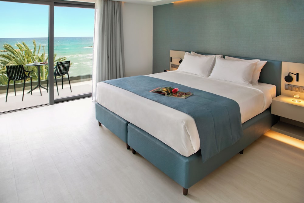 Habitación Superior con balcón, vistas al mar - 1 cama doble del hotel Mercure Larnaca Beach Resort. Foto 2