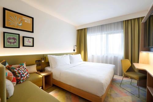 Habitación con cama extragrande del hotel Hampton By Hilton Krakow Airport. Foto 1