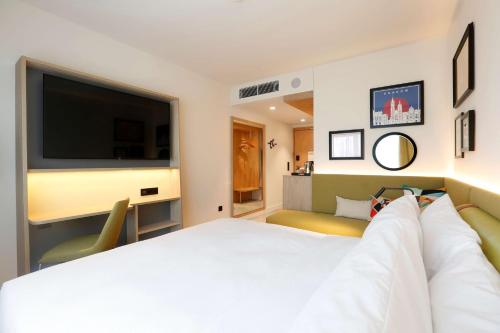 Habitación con cama extragrande del hotel Hampton By Hilton Krakow Airport. Foto 2
