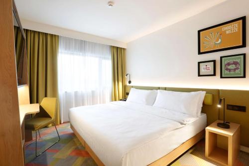 Habitación con cama super extragrande del hotel Hampton By Hilton Krakow Airport