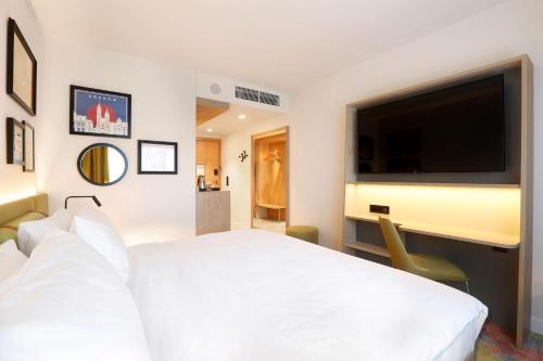 Habitación con cama super extragrande del hotel Hampton By Hilton Krakow Airport. Foto 1