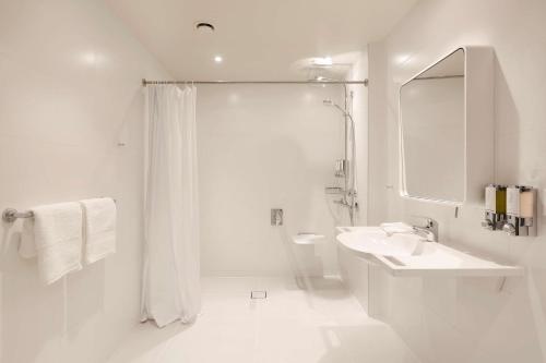 Habitación con cama grande adaptada para personas de movilidad reducida del hotel Hampton By Hilton Krakow Airport