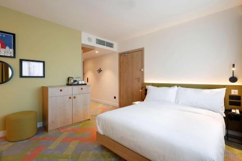 Habitación con cama grande adaptada para personas de movilidad reducida del hotel Hampton By Hilton Krakow Airport. Foto 1