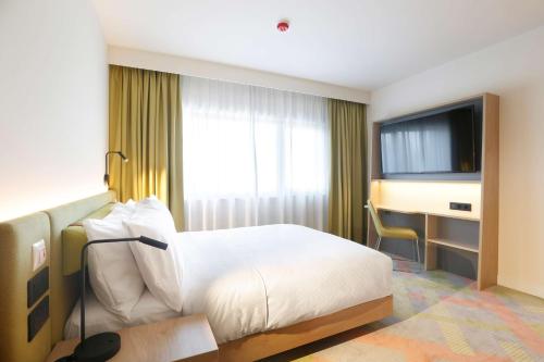 Habitación con cama grande adaptada para personas de movilidad reducida del hotel Hampton By Hilton Krakow Airport. Foto 2