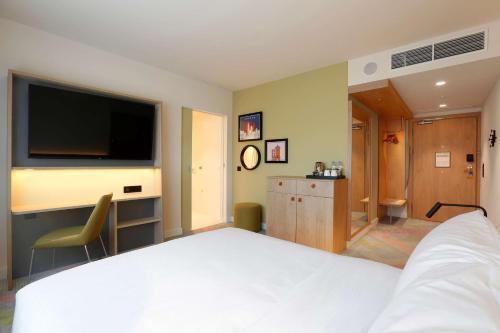 Habitación con cama grande adaptada para personas de movilidad reducida del hotel Hampton By Hilton Krakow Airport. Foto 3