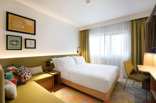 Habitación con sofá cama - 1 cama grande del hotel Hampton By Hilton Krakow Airport