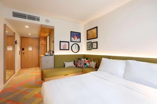 Habitación con sofá cama - 1 cama grande del hotel Hampton By Hilton Krakow Airport. Foto 1