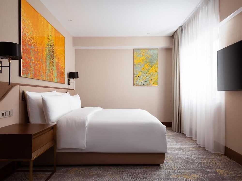Suite Deluxe, 1 cama de matrimonio grande del hotel Swissôtel Wellness Resort Alatau Almaty