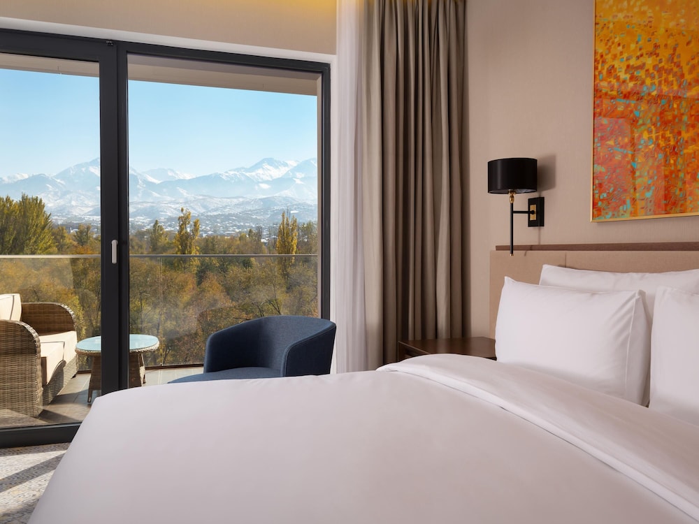 Habitación clásica, 1 cama de matrimonio grande, vistas a la montaña (Panoramic) del hotel Swissôtel Wellness Resort Alatau Almaty