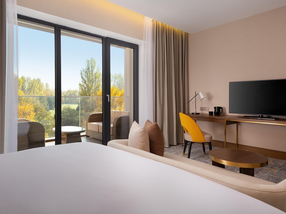 Habitación Deluxe, 1 cama de matrimonio grande, vistas a la montaña (Panoramic) del hotel Swissôtel Wellness Resort Alatau Almaty. Foto 3