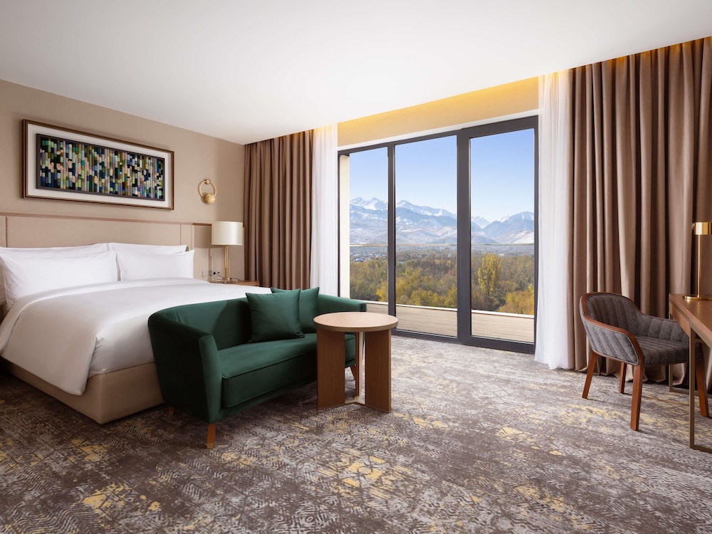 Suite Grand, 1 cama de matrimonio grande, vistas a la montaña (Panoramic) del hotel Swissôtel Wellness Resort Alatau Almaty